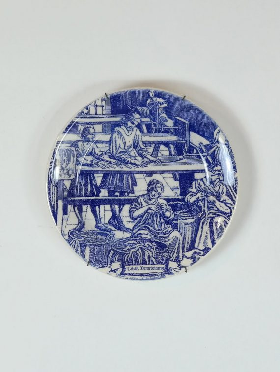 Gyári munkásokat ábrázoló fali tányér