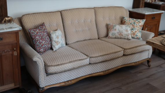 Antik jellegű kanapé újszerű állapotban